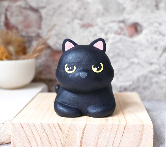 臭い顔の小さな黒猫が横たわっている、カスタマイズされた猫の文鎮飾り人形、手作りの木製癒しの小さな木彫り 1枚目の画像