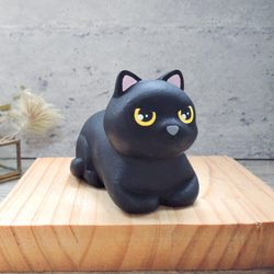 臭い顔の小さな黒猫が横たわっている、カスタマイズされた猫の文鎮飾り人形、手作りの木製癒しの小さな木彫り 2枚目の画像