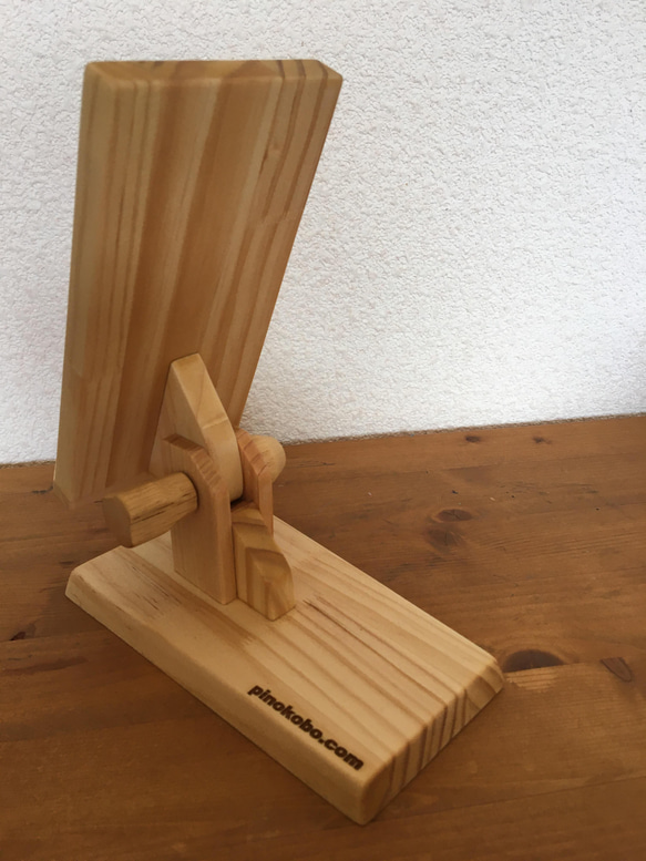 スマホが幸せになる手作りスマホスタンド　角度調整式　木製　おしゃれ　ぬくもり　癒し　色クリアー 4枚目の画像