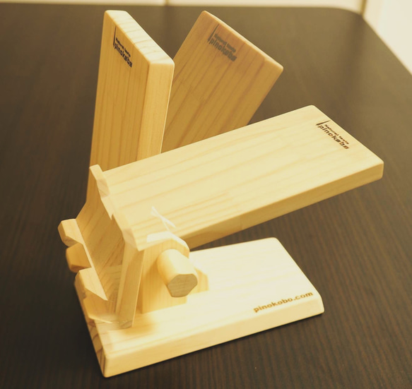 スマホが幸せになる手作りスマホスタンド　角度調整式　木製　おしゃれ　ぬくもり　癒し　色クリアー 3枚目の画像