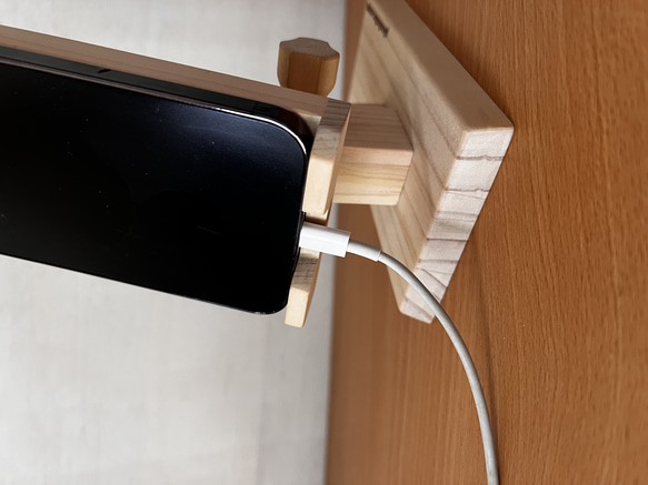 スマホが幸せになる手作りスマホスタンド　角度調整式　木製　おしゃれ　ぬくもり　癒し　色クリアー 7枚目の画像