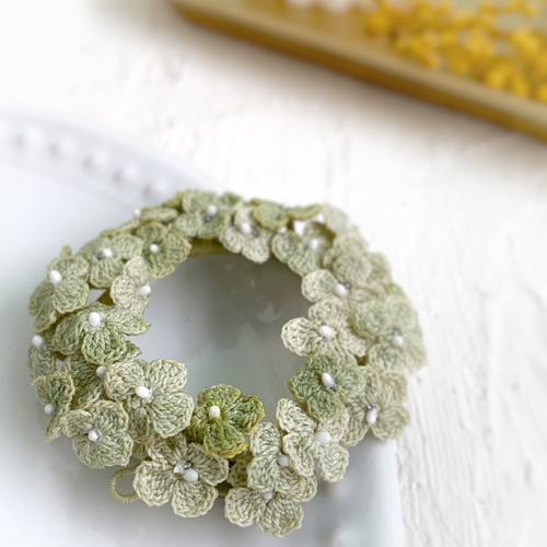 グリーン アナベルのリース型ブローチ レース編みアクセサリー 紫陽花 