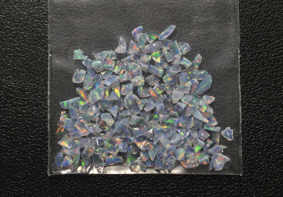 《合成オパール》(フローレスオパール) 原石 ブルー/マルチ斑 1.4ｇ ㉒ 1枚目の画像