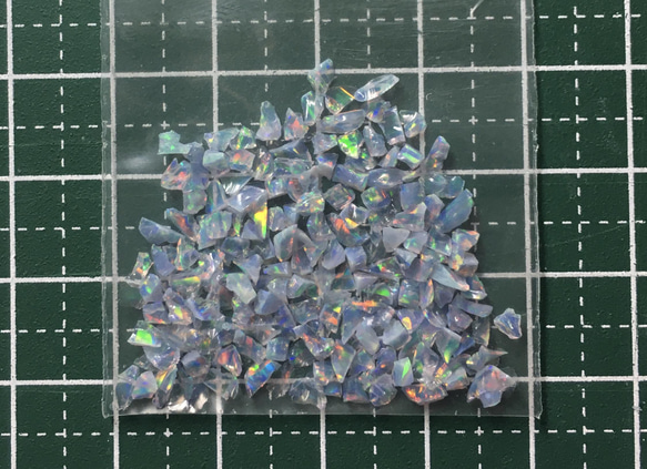 《合成オパール》(フローレスオパール) 原石 ブルー/マルチ斑 1.4ｇ ㉒ 2枚目の画像