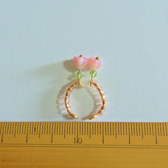 風に揺れるイヤーカフ　ピンクの小花とペリドット　片耳用 9枚目の画像