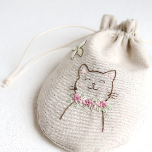 【ドネイション対応作品】にっこり猫さんの刺繍ミニ巾着 1枚目の画像