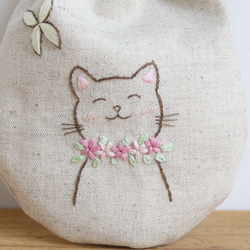 【ドネイション対応作品】にっこり猫さんの刺繍ミニ巾着 2枚目の画像