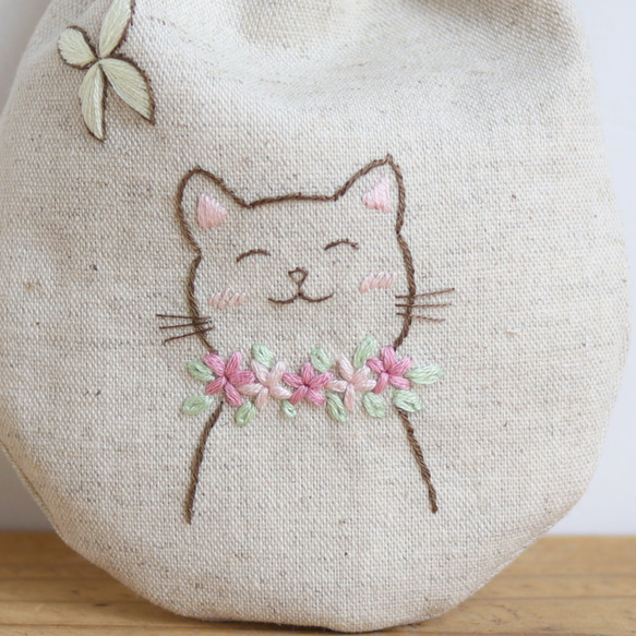 【ドネイション対応作品】にっこり猫さんの刺繍ミニ巾着 2枚目の画像