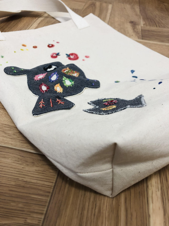 魚とりんごのキャンバストート①グレー《刺繍＆手描き》エコバック☆ 3枚目の画像