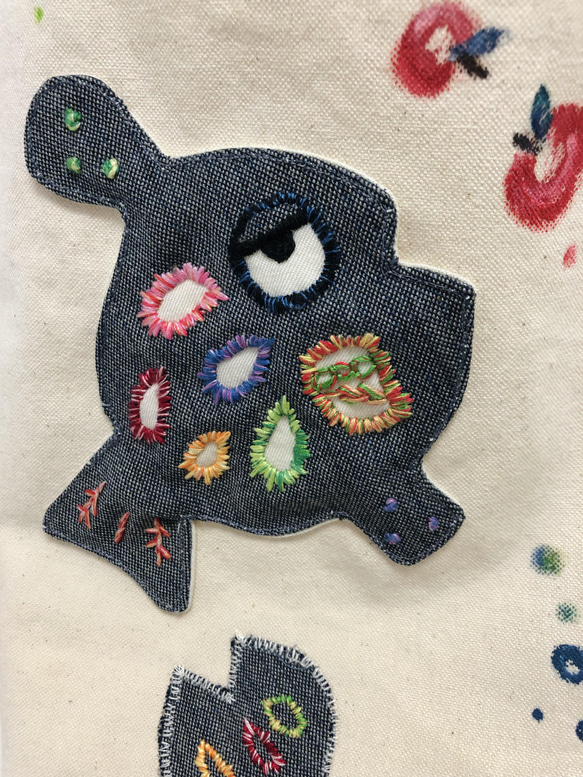 魚とりんごのキャンバストート①グレー《刺繍＆手描き》エコバック☆ 5枚目の画像