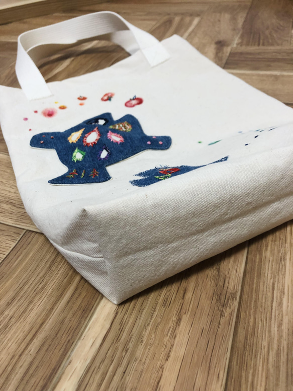 魚とりんごのキャンバストート②ブルー《刺繍＆手描き》エコバック☆ 4枚目の画像