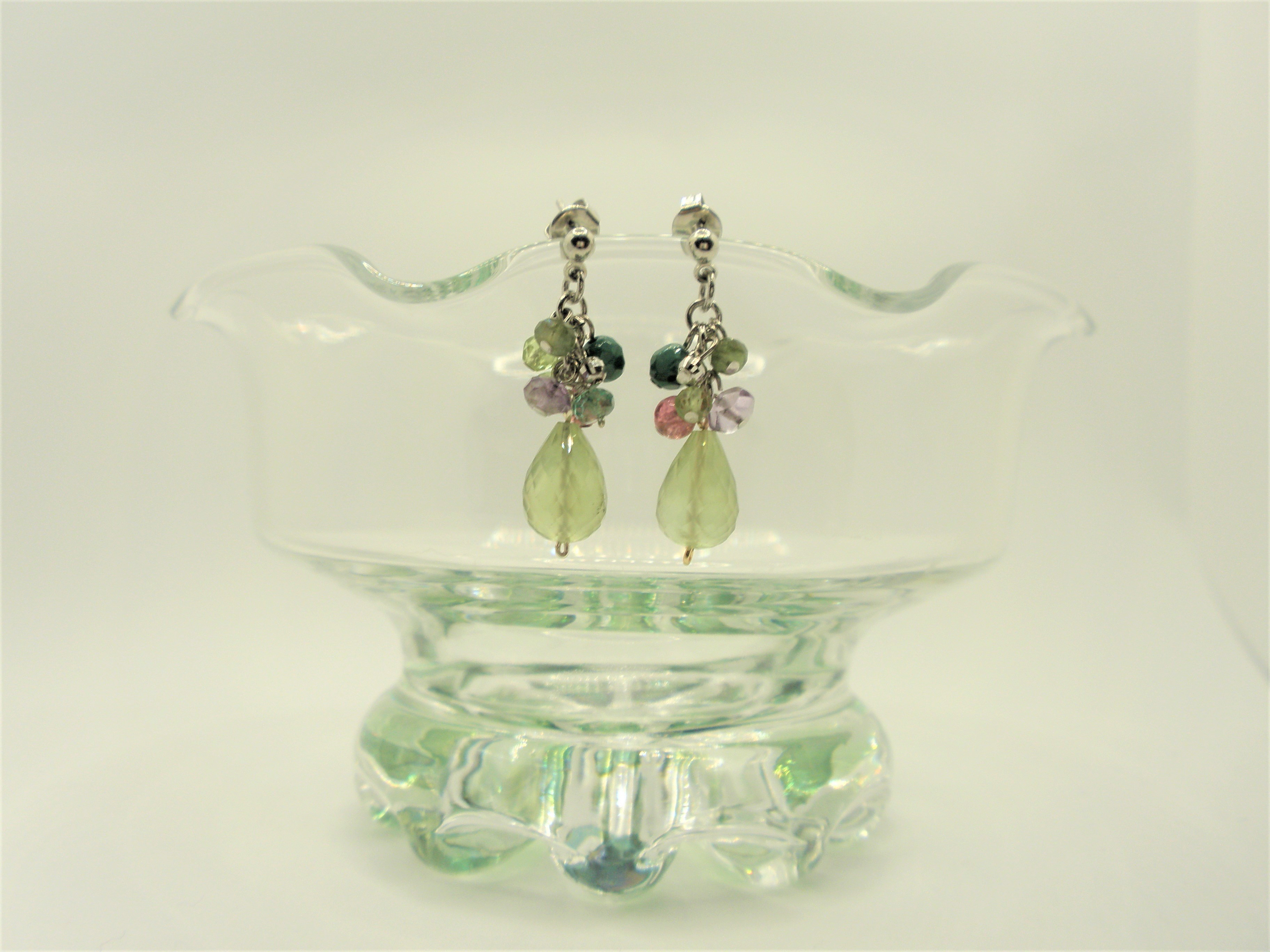 マスカットグリーンのフルーティーな美しい色合いの”プレナイト”のピアス