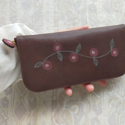 刺繍革財布『花かざり』BROWN×ピンク(B-type)（牛革）Slimラウンドファスナー型 1枚目の画像