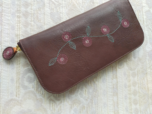 刺繍革財布『花かざり』BROWN×ピンク(B-type)（牛革）Slimラウンドファスナー型 5枚目の画像