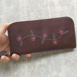 刺繍革財布『花かざり』BROWN×ピンク(B-type)（牛革）Slimラウンドファスナー型 2枚目の画像