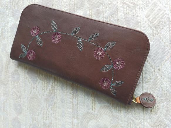 刺繍革財布『花かざり』BROWN×ピンク(A-type)（牛革）Slimラウンドファスナー型 5枚目の画像