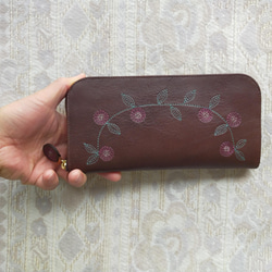 刺繍革財布『花かざり』BROWN×ピンク(A-type)（牛革）Slimラウンドファスナー型 2枚目の画像