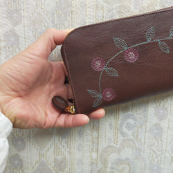 刺繍革財布『花かざり』BROWN×ピンク(A-type)（牛革）Slimラウンドファスナー型 6枚目の画像