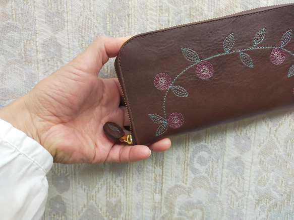 刺繍革財布『花かざり』BROWN×ピンク(A-type)（牛革）Slimラウンドファスナー型 6枚目の画像