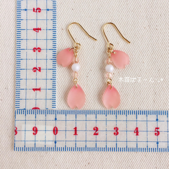 ひらり桜の花びらピアス/イヤリング 4枚目の画像