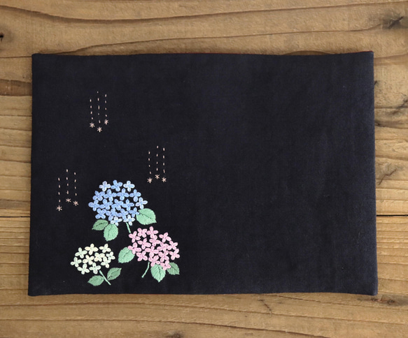 【受注製作】手刺繍のブックカバー『紫陽花』 4枚目の画像