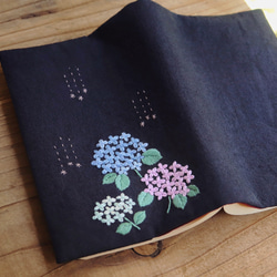 【受注製作】手刺繍のブックカバー『紫陽花』 2枚目の画像