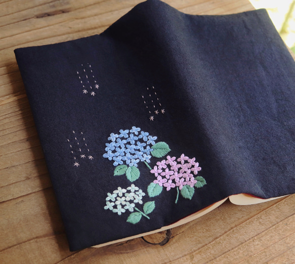 【受注製作】手刺繍のブックカバー『紫陽花』 2枚目の画像