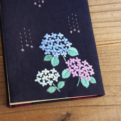 【受注製作】手刺繍のブックカバー『紫陽花』 3枚目の画像