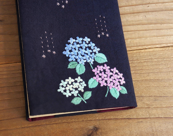 【受注製作】手刺繍のブックカバー『紫陽花』 3枚目の画像