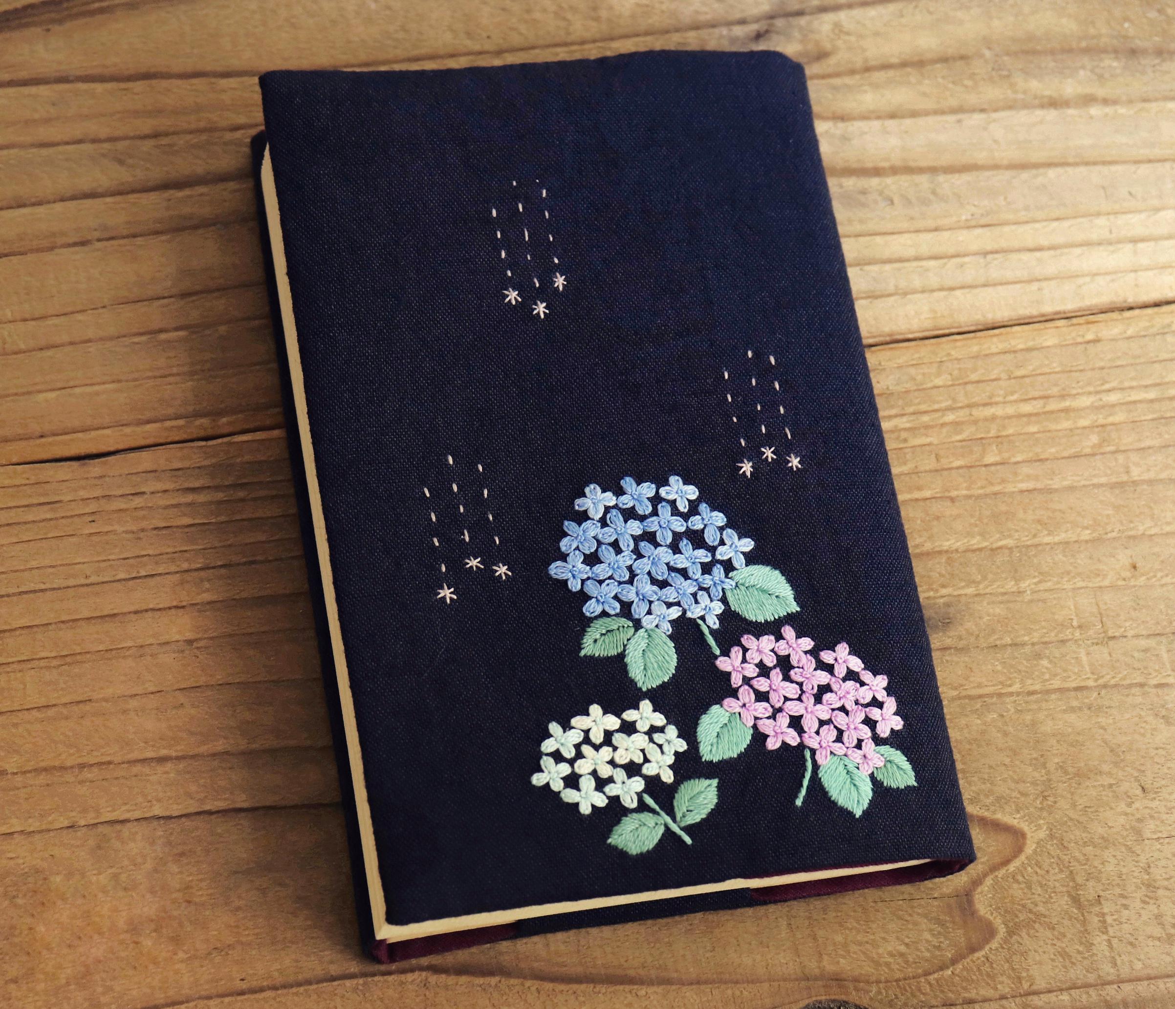 受注製作】手刺繍のブックカバー『紫陽花』 ブックカバー