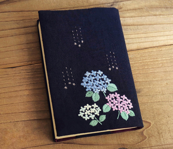 【受注製作】手刺繍のブックカバー『紫陽花』 1枚目の画像