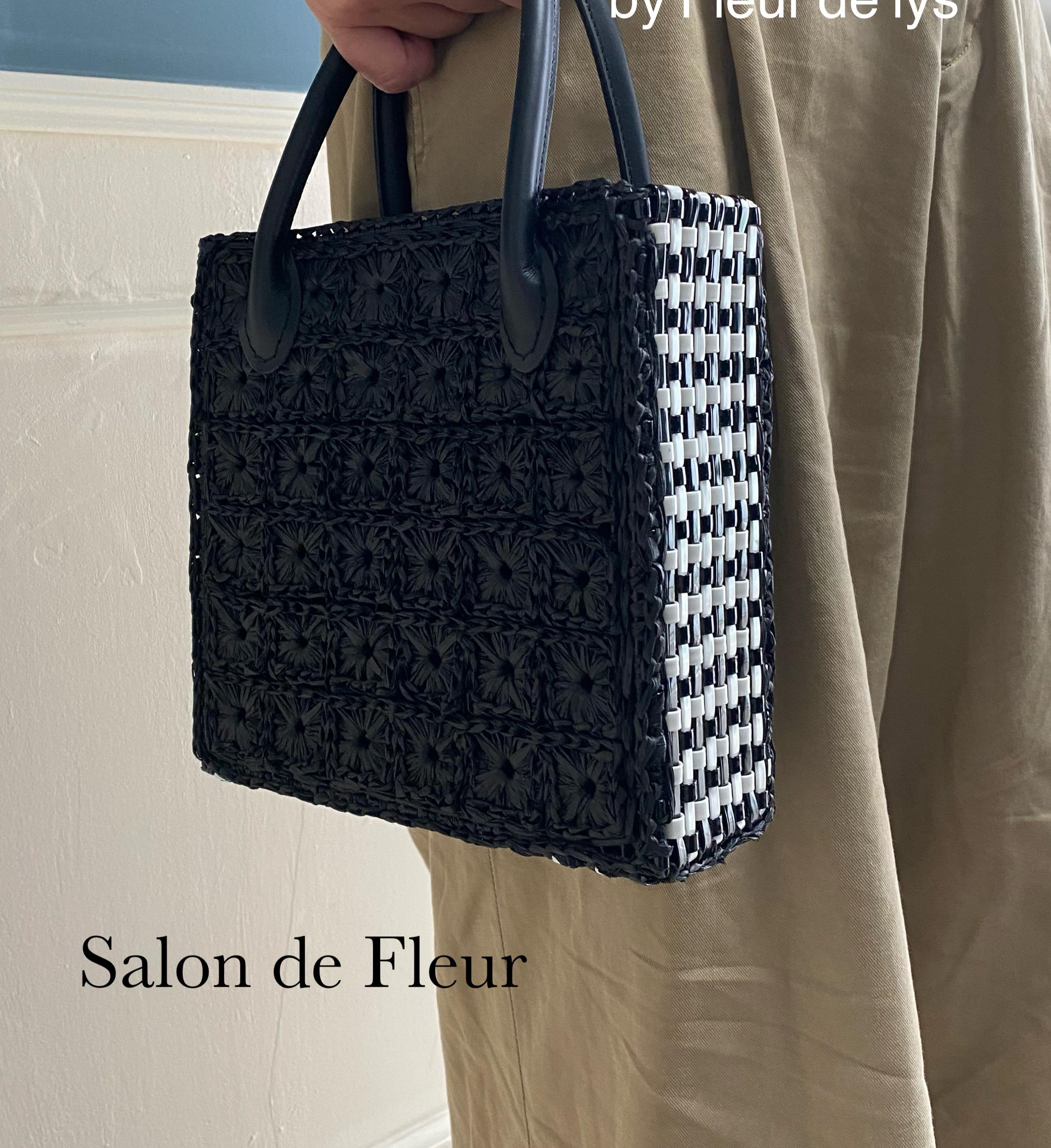 小さな花編みのスクエアバッグ