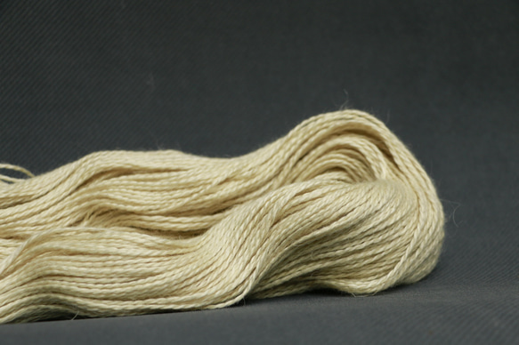 草木染の高級DKヤーン　Baby Alpaca 50％、Silk 25％, Linen 25% Yomogi 5枚目の画像