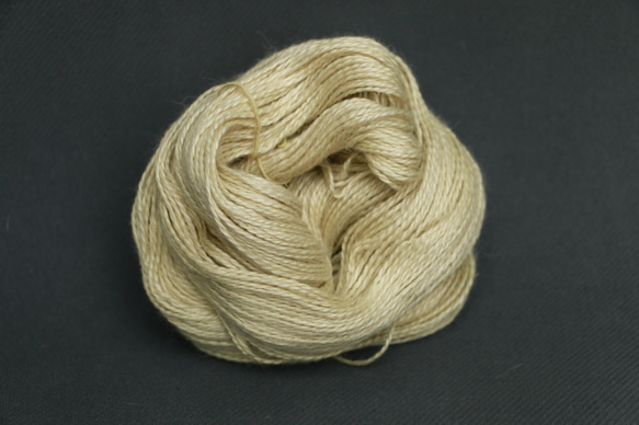 草木染の高級DKヤーン　Baby Alpaca 50％、Silk 25％, Linen 25% Yomogi 2枚目の画像