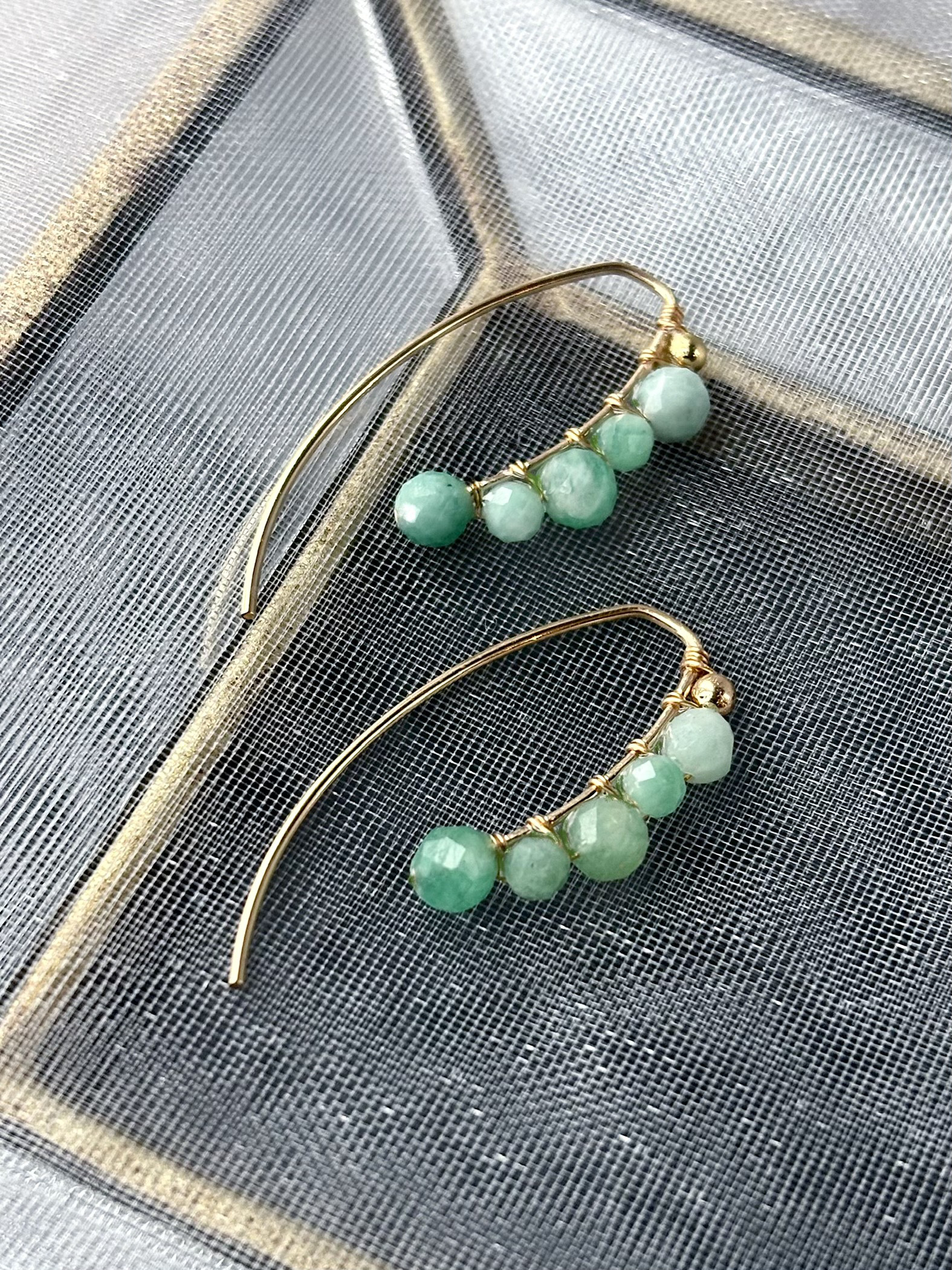 【14kgf】ブラジル産AAAグリーンエメラルドを並べた、ゴールドフィルドのつぶつぶピアス❇︎春の誕生石2026