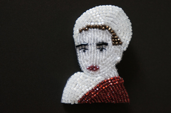 オードリーヘップバーン シャレード ビーズ刺繍ブローチ ブローチ sol