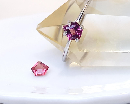 スリランカロードライトガーネットリング 石5，78CT 18WG枠
