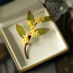 小さな花ブローチ  プレゼント イエロー系 パール 葉 2枚目の画像