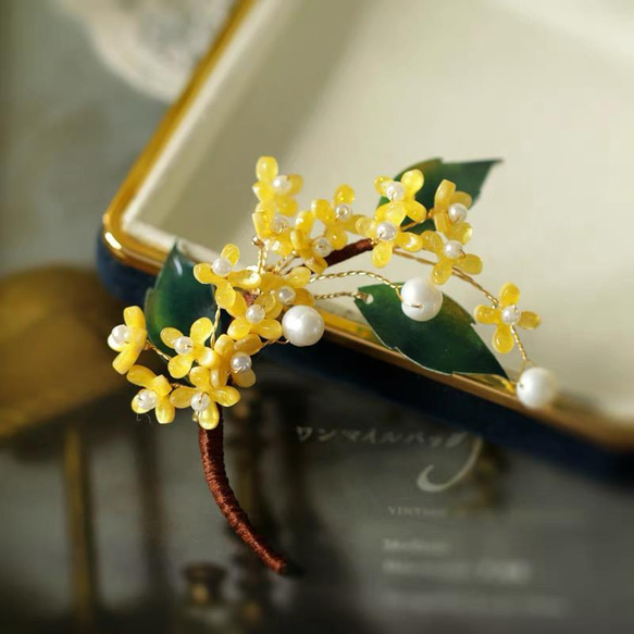小さな花ブローチ  プレゼント イエロー系 パール 葉 2枚目の画像