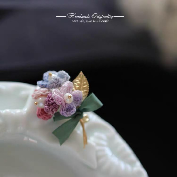 七色の花束のブローチ 花束ブローチ カラーブローチ プレゼント 編み物 グラデーション 3枚目の画像