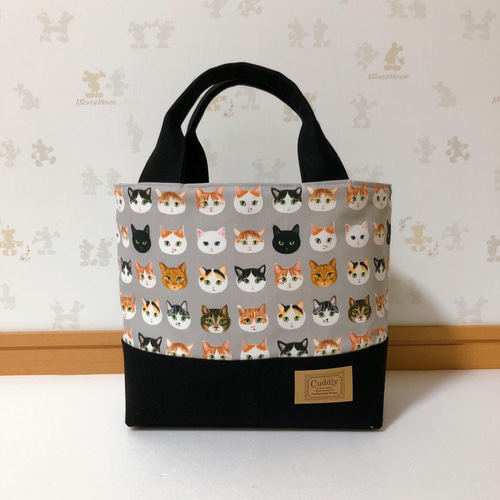 感謝価格　SALE ラスト一点　猫柄　トートバッグ　くるみボタン付き　人気 1210．大人可愛い ねこ猫ネコ柄 ランチバッグ お散歩バッグ
