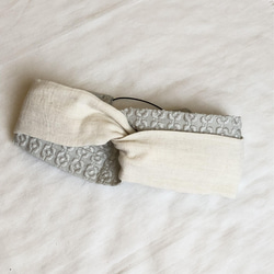 小さなプルメリア刺繍生地とナチュラルホワイトのダブルガーゼ＊軽い着け心地のリバーシブルクロスヘアバンド・ターバン 2枚目の画像