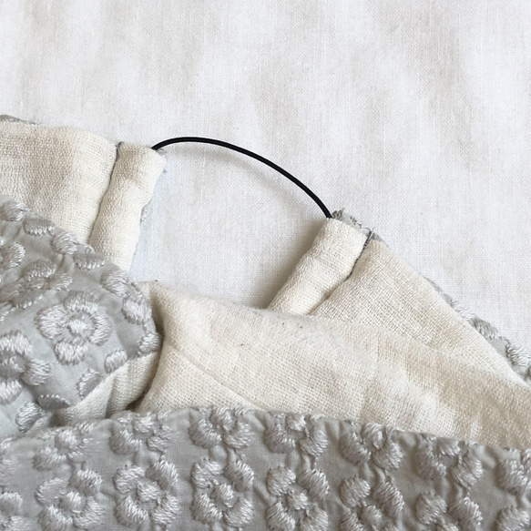 小さなプルメリア刺繍生地とナチュラルホワイトのダブルガーゼ＊軽い着け心地のリバーシブルクロスヘアバンド・ターバン 4枚目の画像