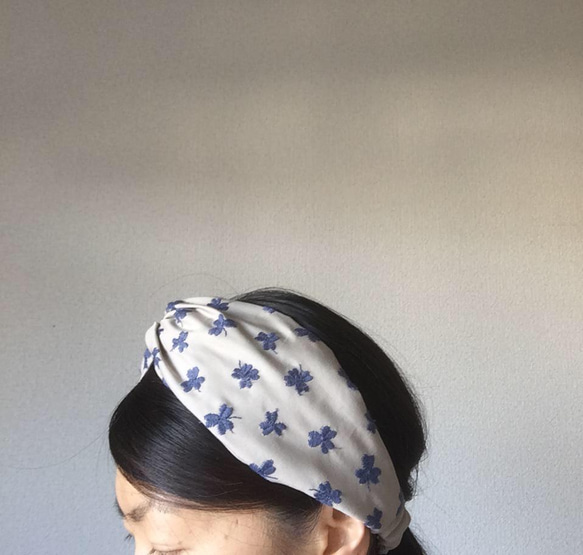 刺繡頭巾（三葉草米色） 第4張的照片