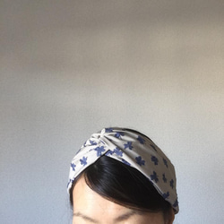 刺繡頭巾（三葉草米色） 第5張的照片