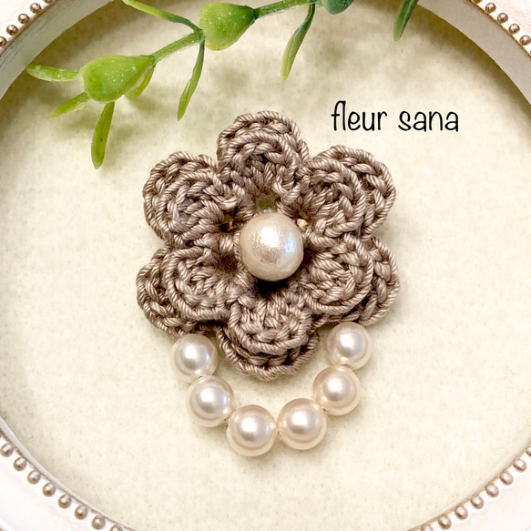 flower crochetとコットンパールのコンパクトなコサージュ　powder brown 2枚目の画像