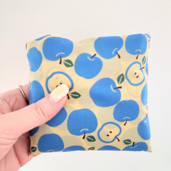 りんご柄の撥水エコバッグ（青色りんご・クリーム色/大きめサイズ・横マチ） 6枚目の画像