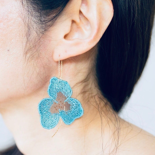 染めと刺繍のアクセサリーtint パンジーピアス ホワイトブルー