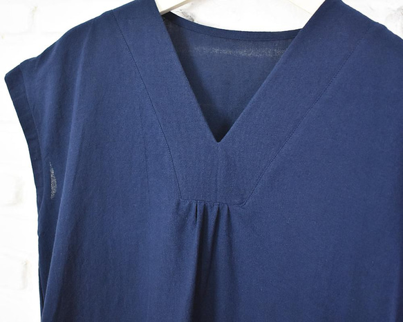 純棉材質海軍藍簡約V領連衣裙 第9張的照片