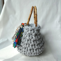 マーブルグレーのバッグチャーム付きかぎ針編みカゴバック 3枚目の画像